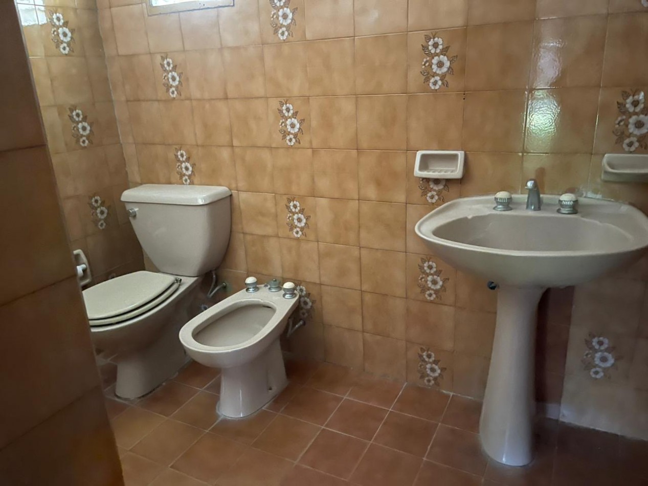 VENTA CHALET EN ESQUINA CON 3 DORMITORIOS, GARAGE Y PATIO, SARMIENTO 1508 -MONTE GRANDE-