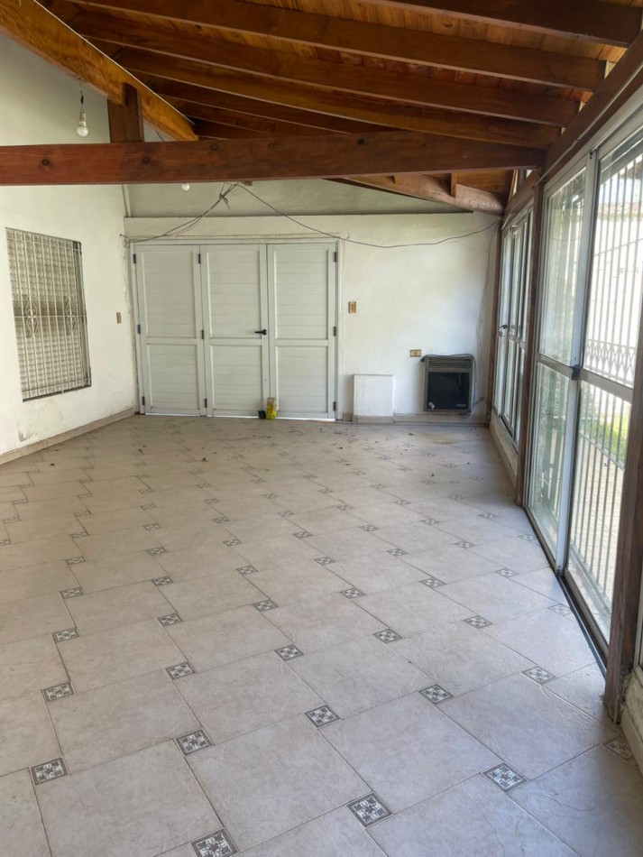 VENTA CHALET EN ESQUINA CON 3 DORMITORIOS, GARAGE Y PATIO, SARMIENTO 1508 -MONTE GRANDE-