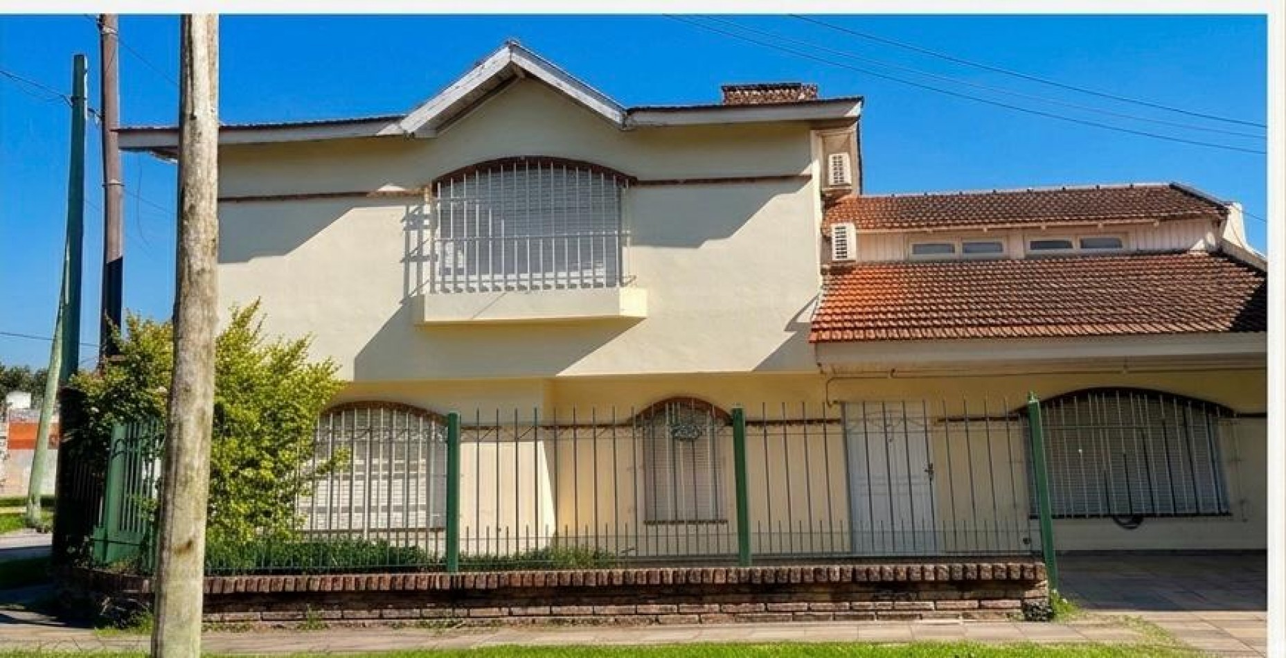 VENTA CHALET EN ESQUINA CON 3 DORMITORIOS, GARAGE Y PATIO, SARMIENTO 1508 -MONTE GRANDE-