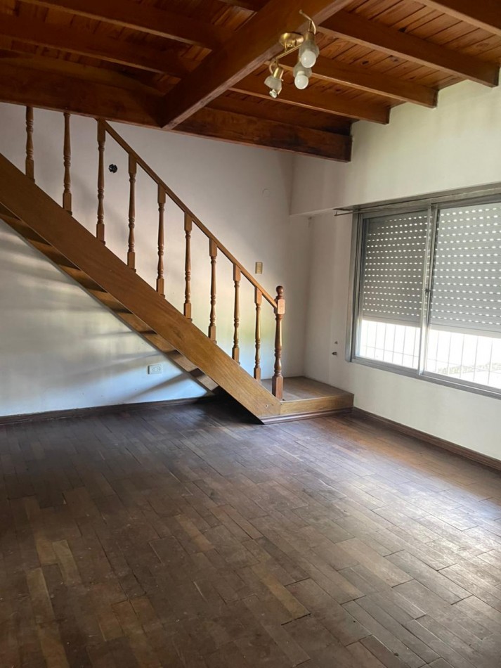 VENTA CHALET EN ESQUINA CON 3 DORMITORIOS, GARAGE Y PATIO, SARMIENTO 1508 -MONTE GRANDE-