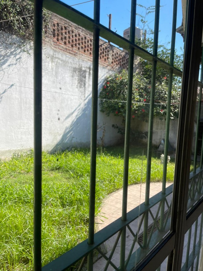 VENTA CHALET EN ESQUINA CON 3 DORMITORIOS, GARAGE Y PATIO, SARMIENTO 1508 -MONTE GRANDE-