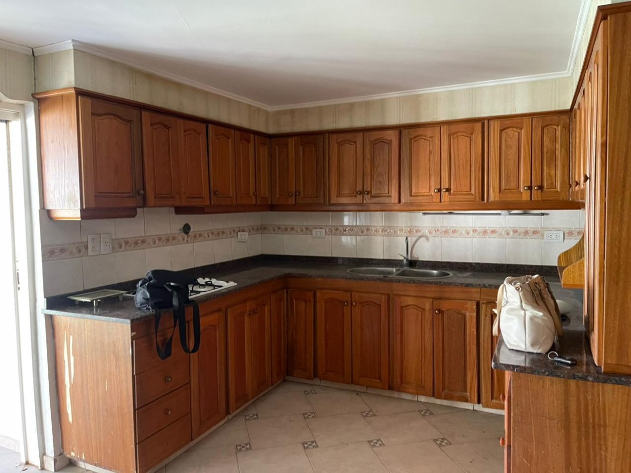 VENTA CHALET EN ESQUINA CON 3 DORMITORIOS, GARAGE Y PATIO, SARMIENTO 1508 -MONTE GRANDE-