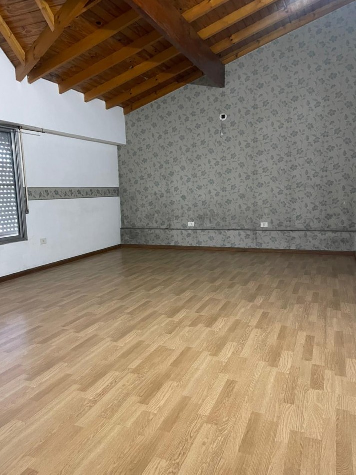 VENTA CHALET EN ESQUINA CON 3 DORMITORIOS, GARAGE Y PATIO, SARMIENTO 1508 -MONTE GRANDE-