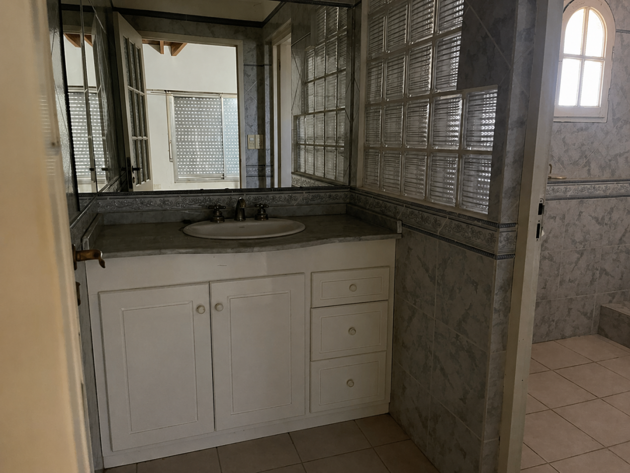 VENTA CHALET EN ESQUINA CON 3 DORMITORIOS, GARAGE Y PATIO, SARMIENTO 1508 -MONTE GRANDE-