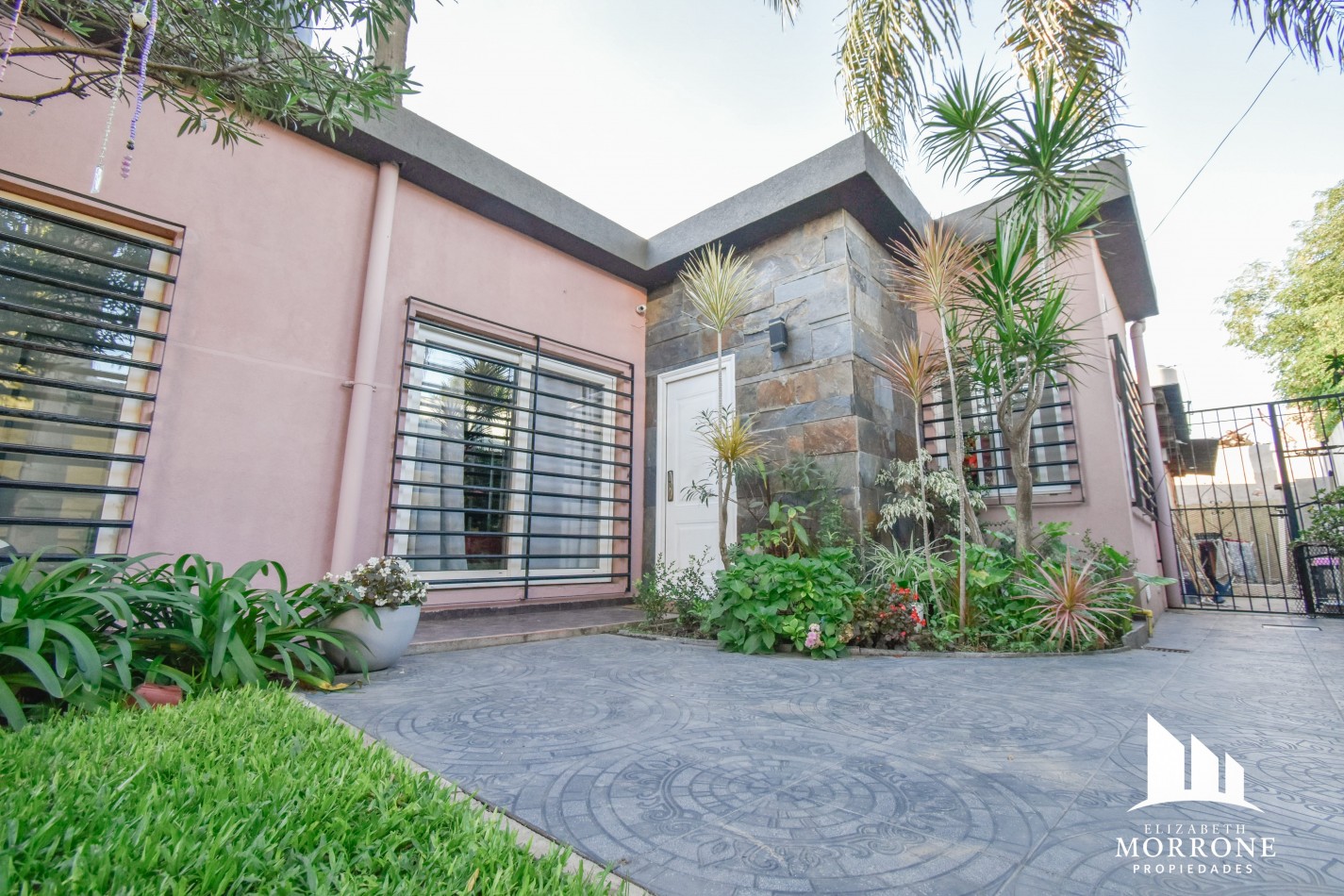 VENTA HERMOSA CASA, 3 DORMITORIOS, QUINCHO Y PILETA, ELIAS ALIPPI 340 -TEMPERLEY-