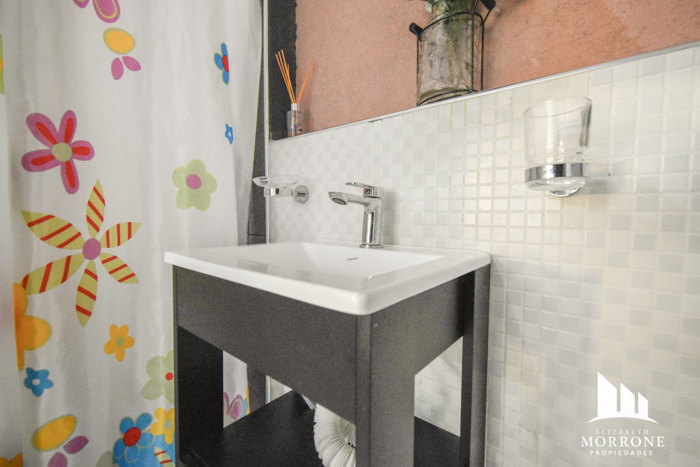 VENTA HERMOSA CASA, 3 DORMITORIOS, QUINCHO Y PILETA, ELIAS ALIPPI 340 -TEMPERLEY-