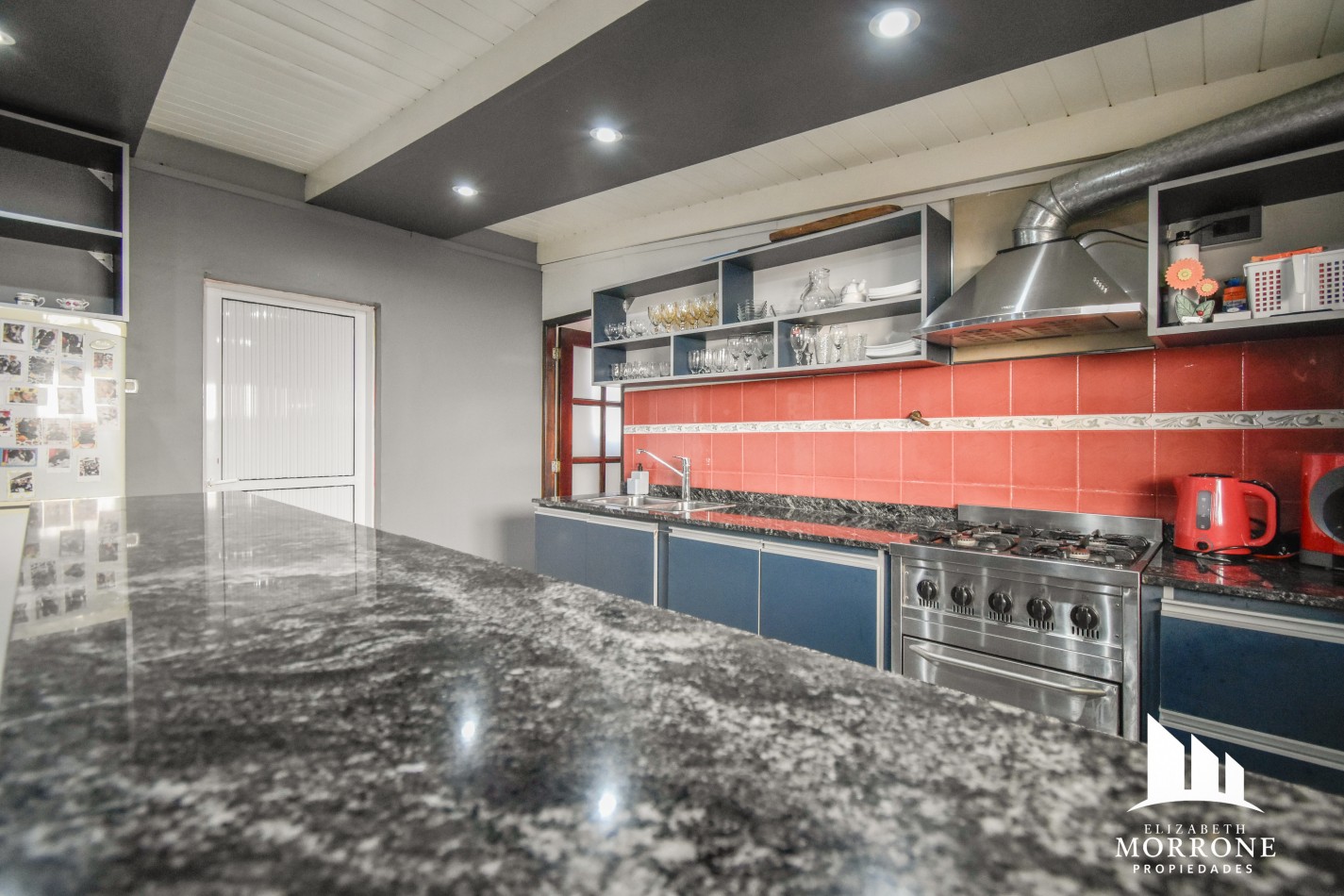 VENTA HERMOSA CASA, 3 DORMITORIOS, QUINCHO Y PILETA, ELIAS ALIPPI 340 -TEMPERLEY-