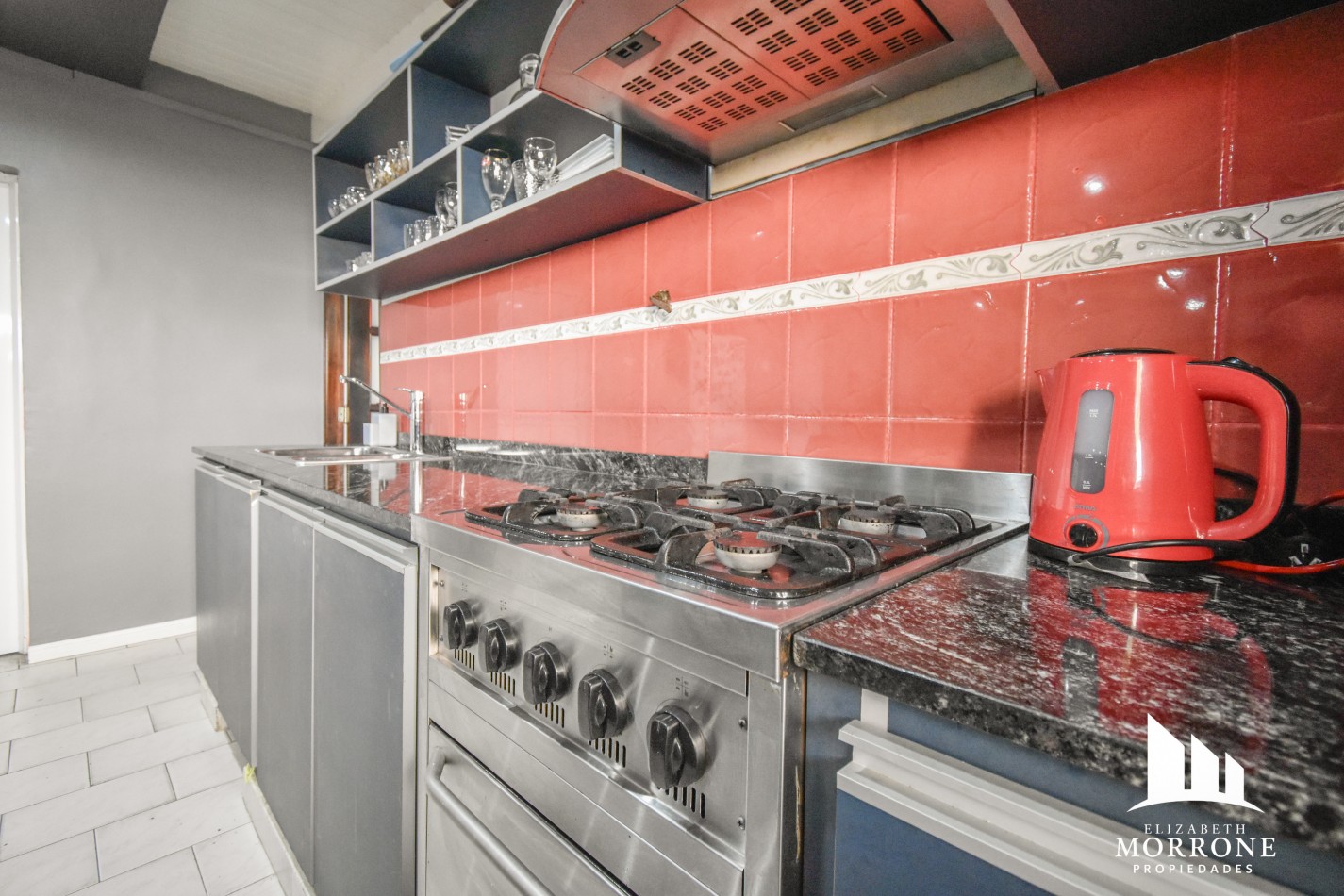 VENTA HERMOSA CASA, 3 DORMITORIOS, QUINCHO Y PILETA, ELIAS ALIPPI 340 -TEMPERLEY-