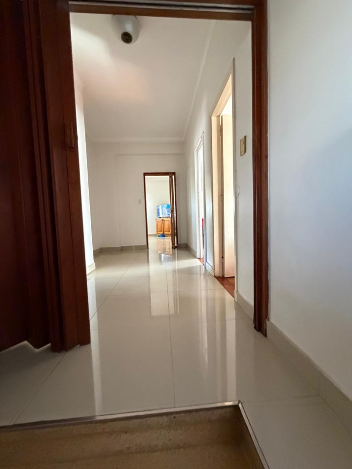VENTA ESPECTACULAR PROPIEDAD MULTIFAMILIAR -HERMOSA CASA EN PLANTA ALTA Y DOS DEPARTAMENTOS EN PLANTA BAJA, PARQUE Y GARAJE IDEAL PARA VIVIENDA Y RENTA, MAHATMA GANDHI 1203 -TEMPERLEY-