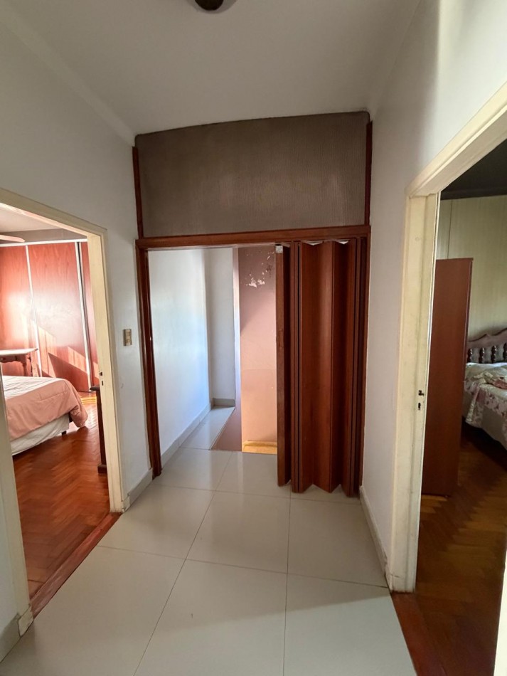 VENTA ESPECTACULAR PROPIEDAD MULTIFAMILIAR -HERMOSA CASA EN PLANTA ALTA Y DOS DEPARTAMENTOS EN PLANTA BAJA, PARQUE Y GARAJE IDEAL PARA VIVIENDA Y RENTA, MAHATMA GANDHI 1203 -TEMPERLEY-
