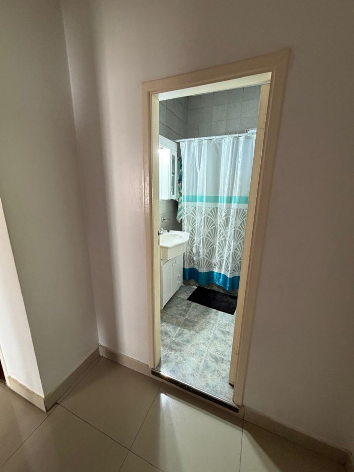 VENTA ESPECTACULAR PROPIEDAD MULTIFAMILIAR -HERMOSA CASA EN PLANTA ALTA Y DOS DEPARTAMENTOS EN PLANTA BAJA, PARQUE Y GARAJE IDEAL PARA VIVIENDA Y RENTA, MAHATMA GANDHI 1203 -TEMPERLEY-