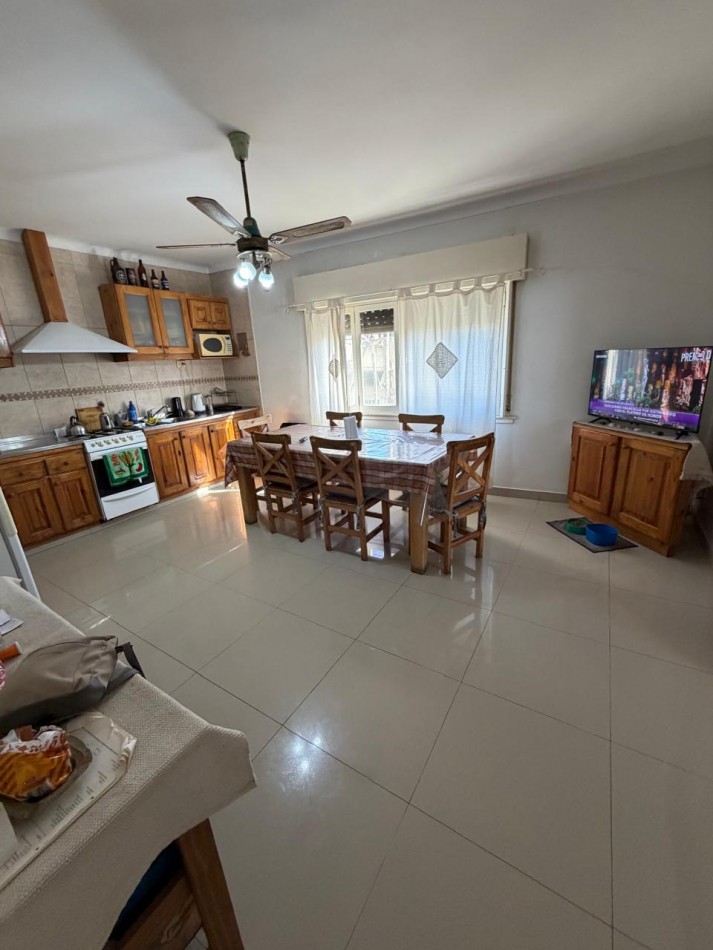 VENTA ESPECTACULAR PROPIEDAD MULTIFAMILIAR -HERMOSA CASA EN PLANTA ALTA Y DOS DEPARTAMENTOS EN PLANTA BAJA, PARQUE Y GARAJE IDEAL PARA VIVIENDA Y RENTA, MAHATMA GANDHI 1203 -TEMPERLEY-