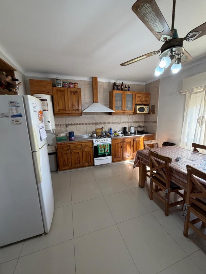 VENTA ESPECTACULAR PROPIEDAD MULTIFAMILIAR -HERMOSA CASA EN PLANTA ALTA Y DOS DEPARTAMENTOS EN PLANTA BAJA, PARQUE Y GARAJE IDEAL PARA VIVIENDA Y RENTA, MAHATMA GANDHI 1203 -TEMPERLEY-