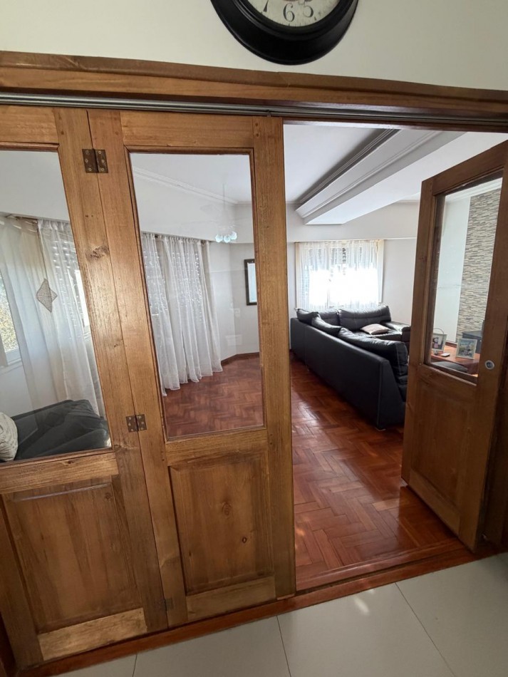 VENTA ESPECTACULAR PROPIEDAD MULTIFAMILIAR -HERMOSA CASA EN PLANTA ALTA Y DOS DEPARTAMENTOS EN PLANTA BAJA, PARQUE Y GARAJE IDEAL PARA VIVIENDA Y RENTA, MAHATMA GANDHI 1203 -TEMPERLEY-