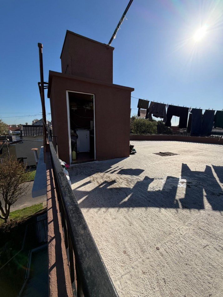 VENTA ESPECTACULAR PROPIEDAD MULTIFAMILIAR -HERMOSA CASA EN PLANTA ALTA Y DOS DEPARTAMENTOS EN PLANTA BAJA, PARQUE Y GARAJE IDEAL PARA VIVIENDA Y RENTA, MAHATMA GANDHI 1203 -TEMPERLEY-