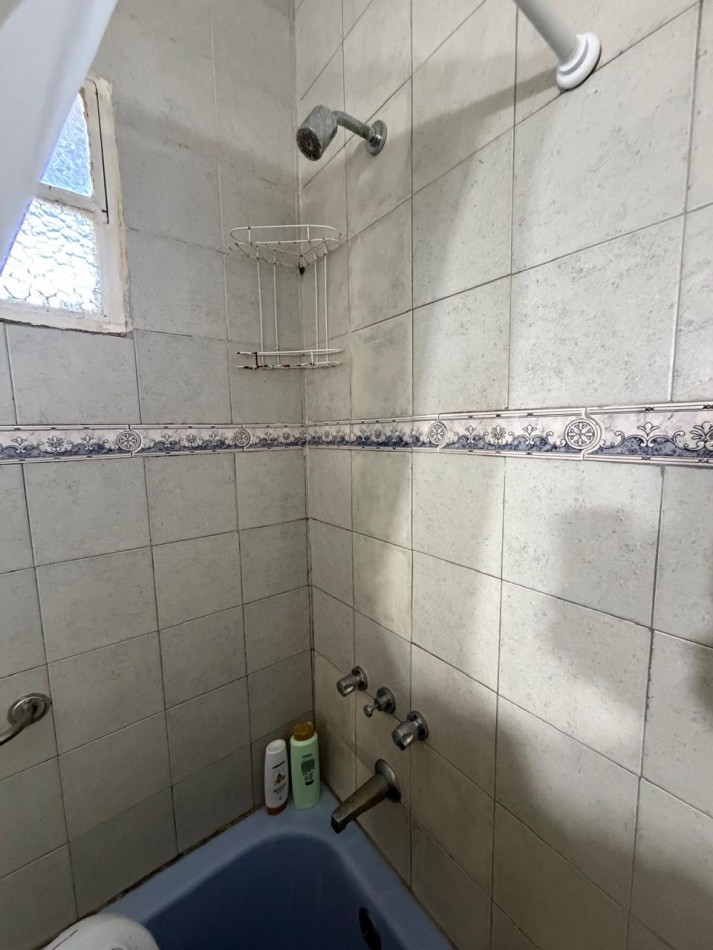 VENTA ESPECTACULAR PROPIEDAD MULTIFAMILIAR -HERMOSA CASA EN PLANTA ALTA Y DOS DEPARTAMENTOS EN PLANTA BAJA, PARQUE Y GARAJE IDEAL PARA VIVIENDA Y RENTA, MAHATMA GANDHI 1203 -TEMPERLEY-