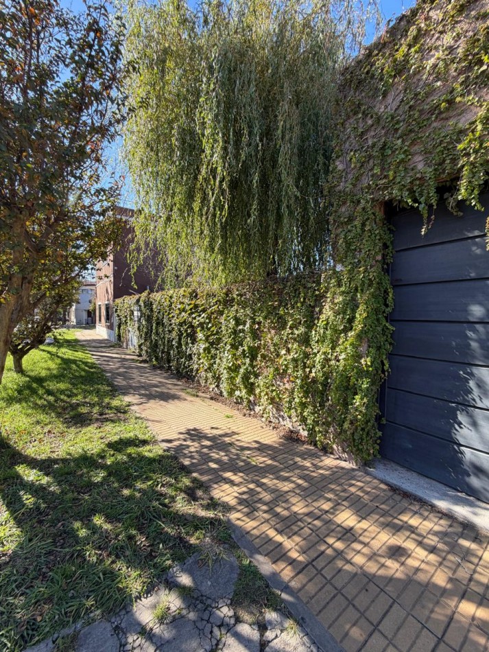 VENTA ESPECTACULAR PROPIEDAD MULTIFAMILIAR -HERMOSA CASA EN PLANTA ALTA Y DOS DEPARTAMENTOS EN PLANTA BAJA, PARQUE Y GARAJE IDEAL PARA VIVIENDA Y RENTA, MAHATMA GANDHI 1203 -TEMPERLEY-