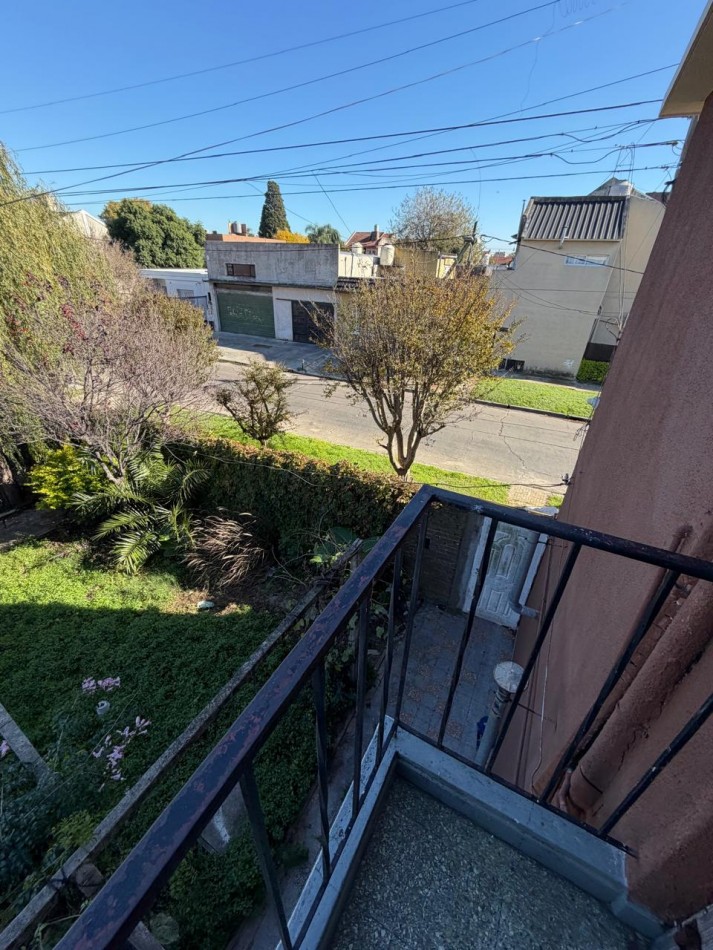 VENTA ESPECTACULAR PROPIEDAD MULTIFAMILIAR -HERMOSA CASA EN PLANTA ALTA Y DOS DEPARTAMENTOS EN PLANTA BAJA, PARQUE Y GARAJE IDEAL PARA VIVIENDA Y RENTA, MAHATMA GANDHI 1203 -TEMPERLEY-
