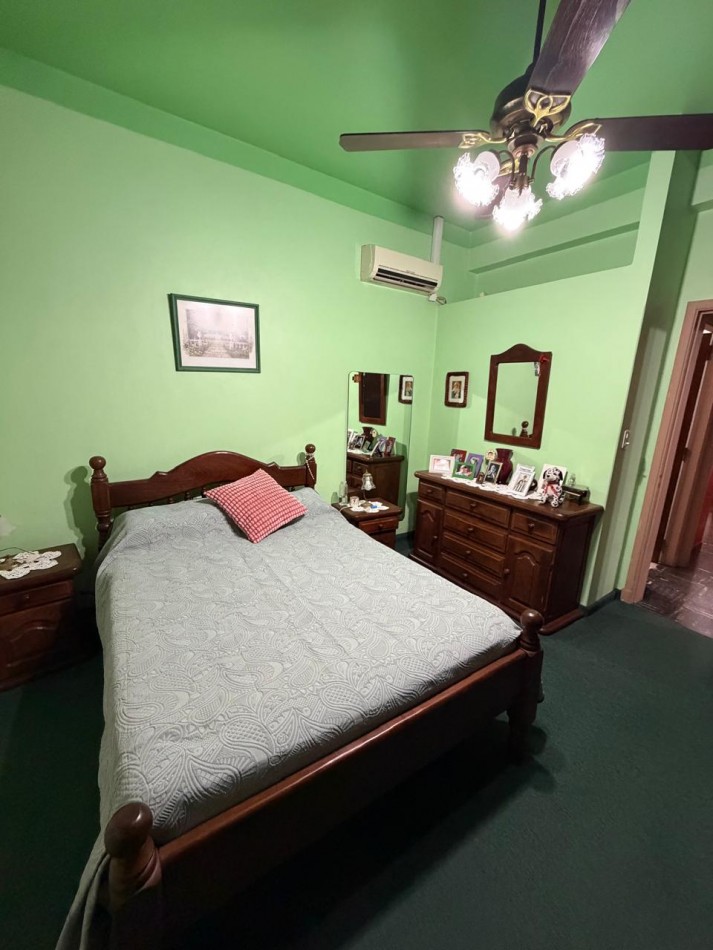 VENTA HERMOSA CASA APTA CREDITO MUY BIEN MANTENIDA, 3 AMBIENTES, PARQUE AMPLIO, GARAJE Y ENTREPISO, ZEBALLOS 900 -TEMPERLEY-