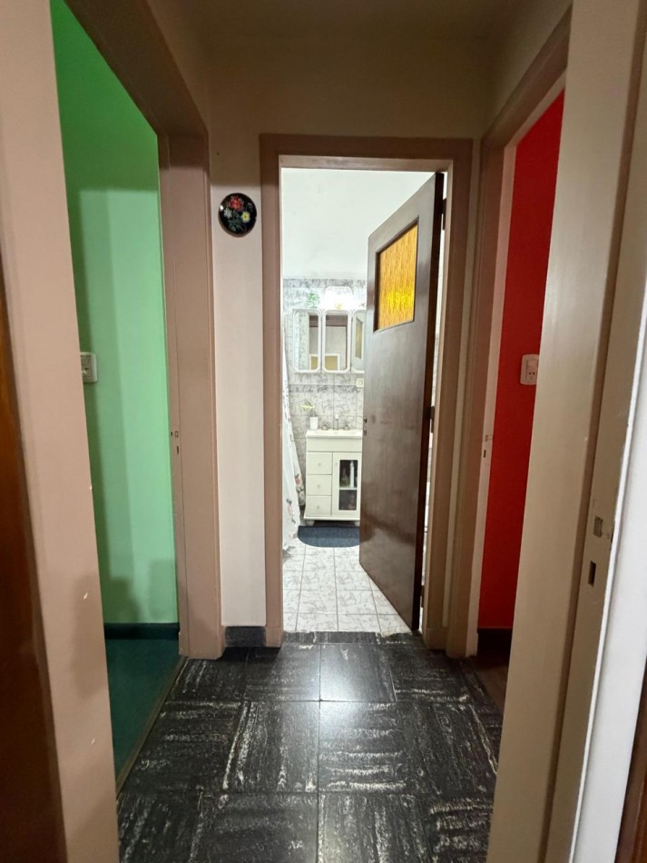 VENTA HERMOSA CASA APTA CREDITO MUY BIEN MANTENIDA, 3 AMBIENTES, PARQUE AMPLIO, GARAJE Y ENTREPISO, ZEBALLOS 900 -TEMPERLEY-
