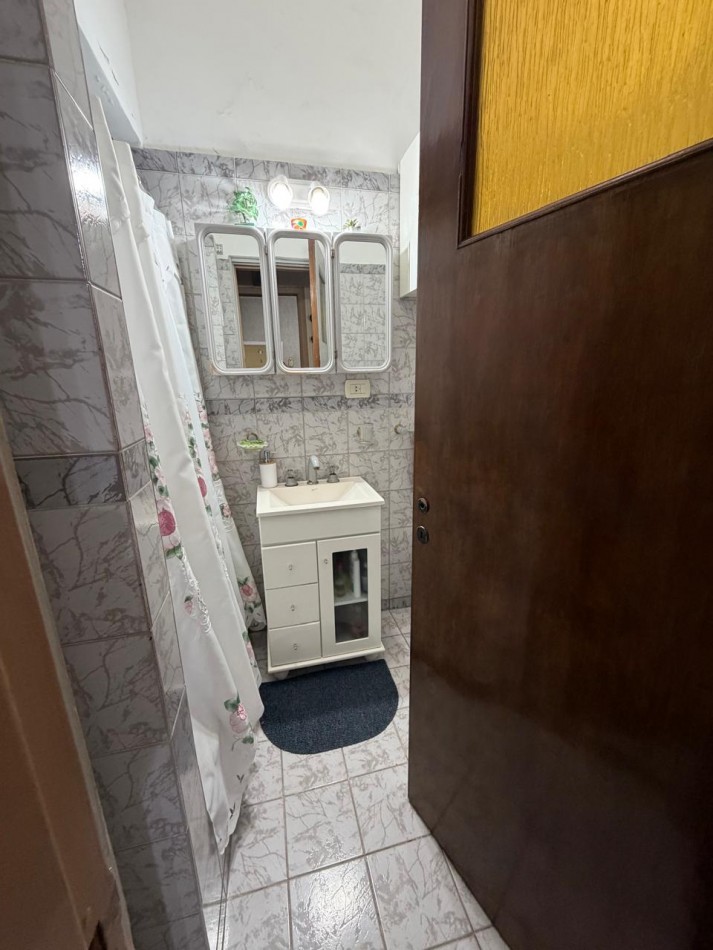 VENTA HERMOSA CASA APTA CREDITO MUY BIEN MANTENIDA, 3 AMBIENTES, PARQUE AMPLIO, GARAJE Y ENTREPISO, ZEBALLOS 900 -TEMPERLEY-