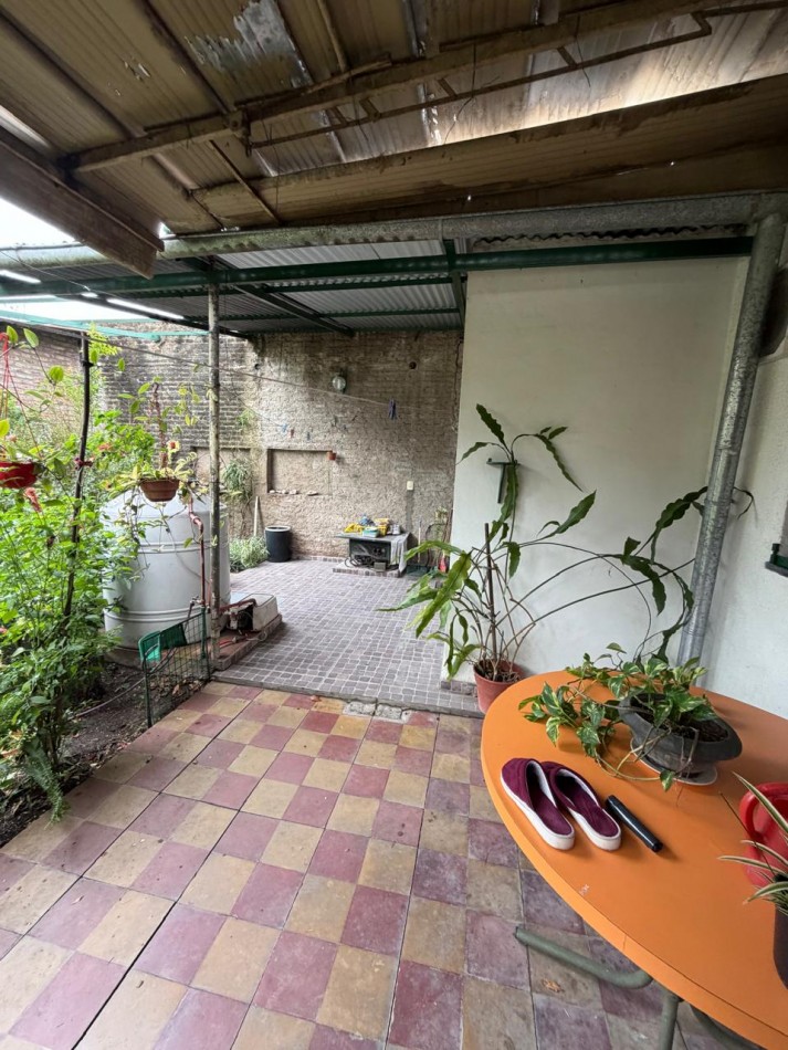 VENTA HERMOSA CASA APTA CREDITO MUY BIEN MANTENIDA, 3 AMBIENTES, PARQUE AMPLIO, GARAJE Y ENTREPISO, ZEBALLOS 900 -TEMPERLEY-