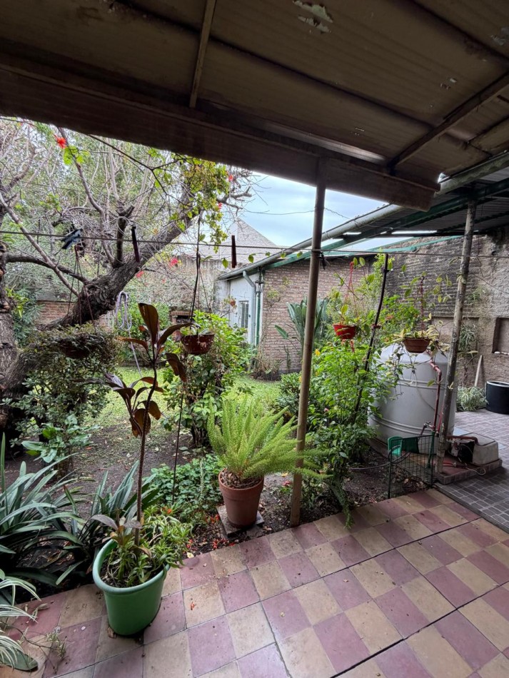 VENTA HERMOSA CASA APTA CREDITO MUY BIEN MANTENIDA, 3 AMBIENTES, PARQUE AMPLIO, GARAJE Y ENTREPISO, ZEBALLOS 900 -TEMPERLEY-