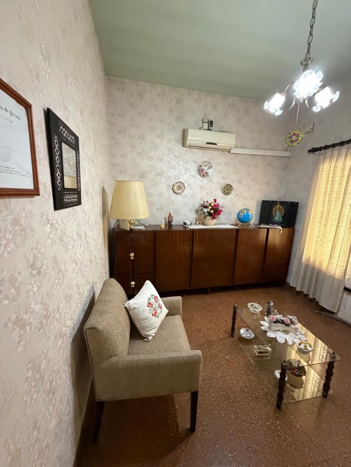 VENTA HERMOSA CASA APTA CREDITO MUY BIEN MANTENIDA, 3 AMBIENTES, PARQUE AMPLIO, GARAJE Y ENTREPISO, ZEBALLOS 900 -TEMPERLEY-