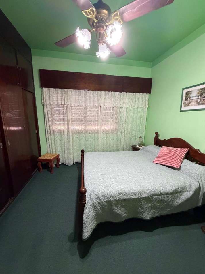 VENTA HERMOSA CASA APTA CREDITO MUY BIEN MANTENIDA, 3 AMBIENTES, PARQUE AMPLIO, GARAJE Y ENTREPISO, ZEBALLOS 900 -TEMPERLEY-