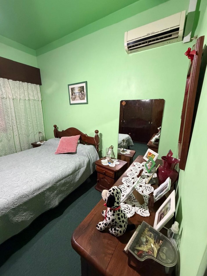 VENTA HERMOSA CASA APTA CREDITO MUY BIEN MANTENIDA, 3 AMBIENTES, PARQUE AMPLIO, GARAJE Y ENTREPISO, ZEBALLOS 900 -TEMPERLEY-