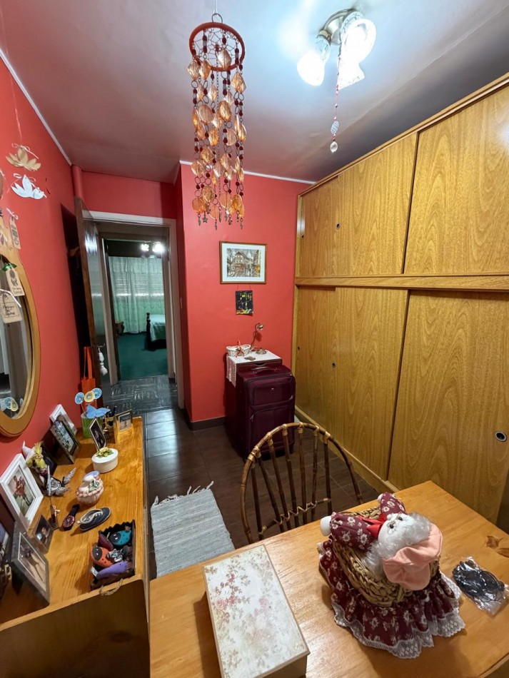 VENTA HERMOSA CASA APTA CREDITO MUY BIEN MANTENIDA, 3 AMBIENTES, PARQUE AMPLIO, GARAJE Y ENTREPISO, ZEBALLOS 900 -TEMPERLEY-