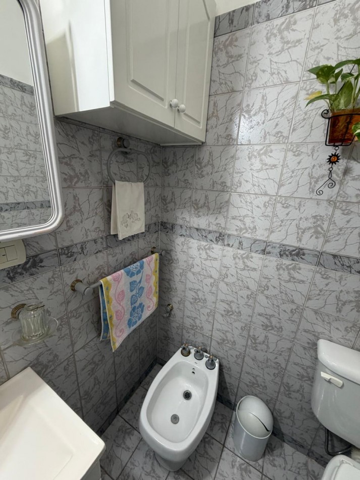 VENTA HERMOSA CASA APTA CREDITO MUY BIEN MANTENIDA, 3 AMBIENTES, PARQUE AMPLIO, GARAJE Y ENTREPISO, ZEBALLOS 900 -TEMPERLEY-
