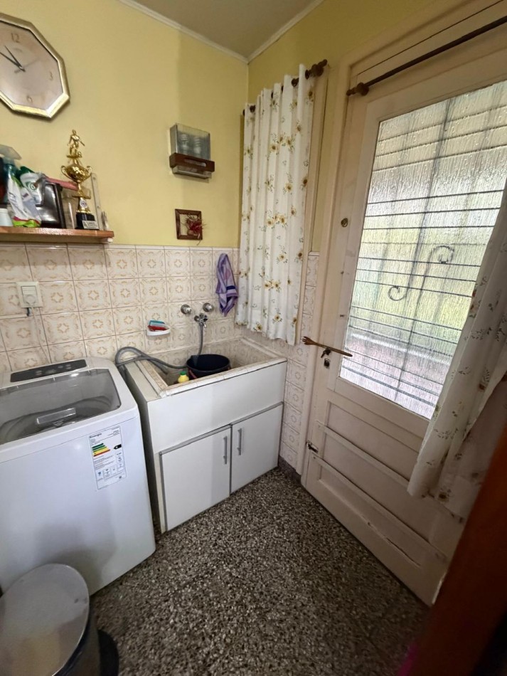 VENTA HERMOSA CASA APTA CREDITO MUY BIEN MANTENIDA, 3 AMBIENTES, PARQUE AMPLIO, GARAJE Y ENTREPISO, ZEBALLOS 900 -TEMPERLEY-