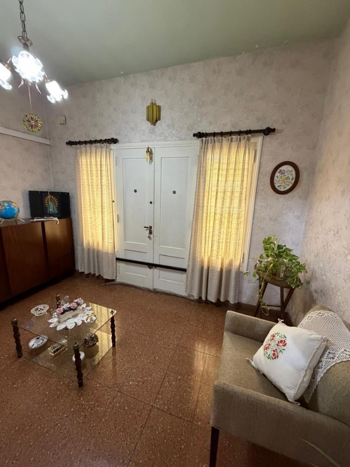 VENTA HERMOSA CASA APTA CREDITO MUY BIEN MANTENIDA, 3 AMBIENTES, PARQUE AMPLIO, GARAJE Y ENTREPISO, ZEBALLOS 900 -TEMPERLEY-