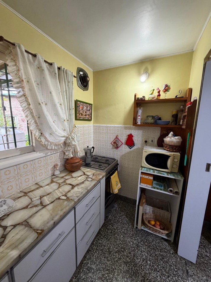 VENTA HERMOSA CASA APTA CREDITO MUY BIEN MANTENIDA, 3 AMBIENTES, PARQUE AMPLIO, GARAJE Y ENTREPISO, ZEBALLOS 900 -TEMPERLEY-