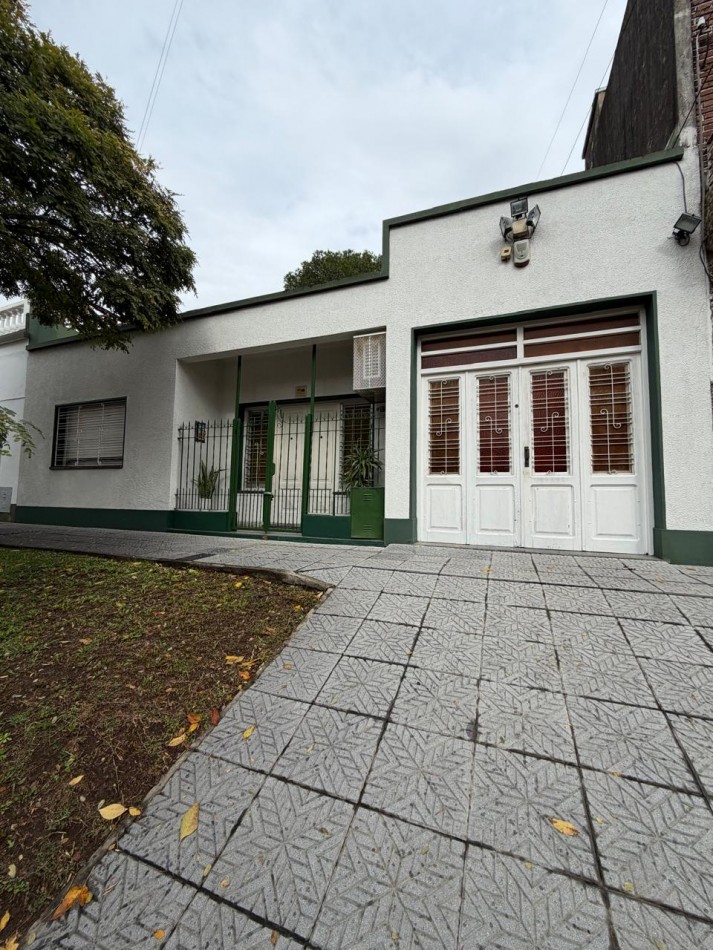 VENTA HERMOSA CASA APTA CREDITO MUY BIEN MANTENIDA, 3 AMBIENTES, PARQUE AMPLIO, GARAJE Y ENTREPISO, ZEBALLOS 900 -TEMPERLEY-