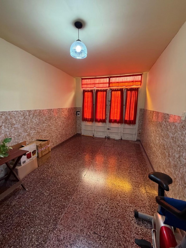 VENTA HERMOSA CASA APTA CREDITO MUY BIEN MANTENIDA, 3 AMBIENTES, PARQUE AMPLIO, GARAJE Y ENTREPISO, ZEBALLOS 900 -TEMPERLEY-