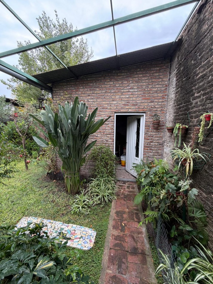 VENTA HERMOSA CASA APTA CREDITO MUY BIEN MANTENIDA, 3 AMBIENTES, PARQUE AMPLIO, GARAJE Y ENTREPISO, ZEBALLOS 900 -TEMPERLEY-
