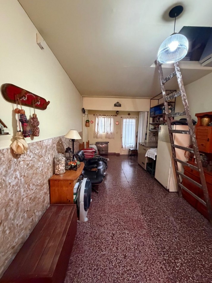 VENTA HERMOSA CASA APTA CREDITO MUY BIEN MANTENIDA, 3 AMBIENTES, PARQUE AMPLIO, GARAJE Y ENTREPISO, ZEBALLOS 900 -TEMPERLEY-