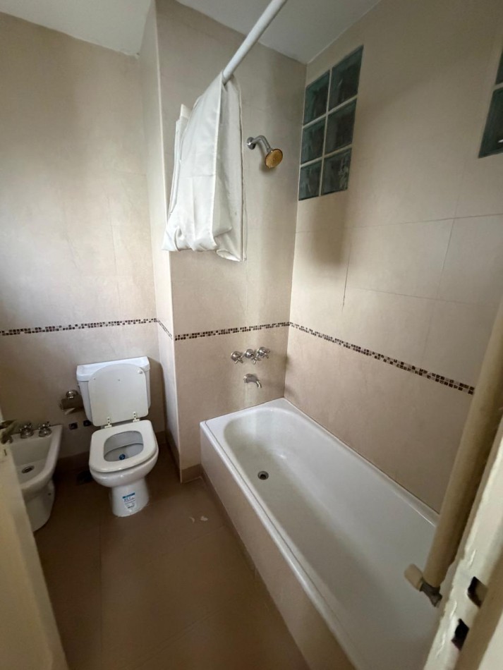 VENTA IMPORTANTE CHALET DE CATEGORIA, 5 AMBIENTES, CON QUINCHO Y PILETA, AVENIDA HIPOLITO YRIGOYEN 10831 -TEMPERLEY-