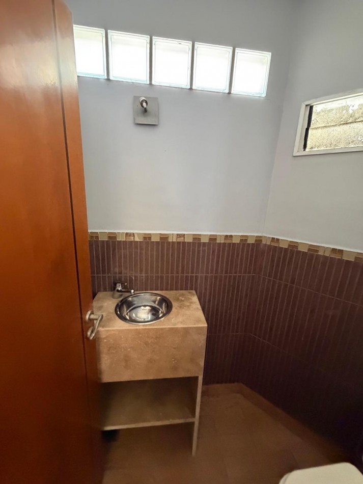 VENTA IMPORTANTE CHALET DE CATEGORIA, 5 AMBIENTES, CON QUINCHO Y PILETA, AVENIDA HIPOLITO YRIGOYEN 10831 -TEMPERLEY-