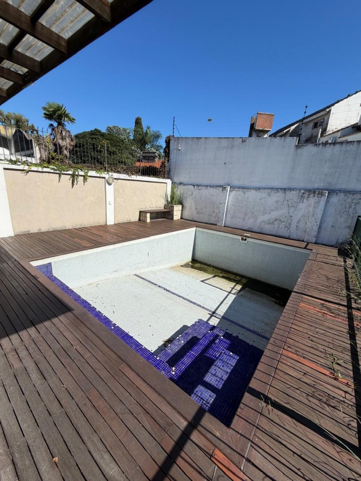 VENTA IMPORTANTE CHALET DE CATEGORIA, 5 AMBIENTES, CON QUINCHO Y PILETA, AVENIDA HIPOLITO YRIGOYEN 10831 -TEMPERLEY-