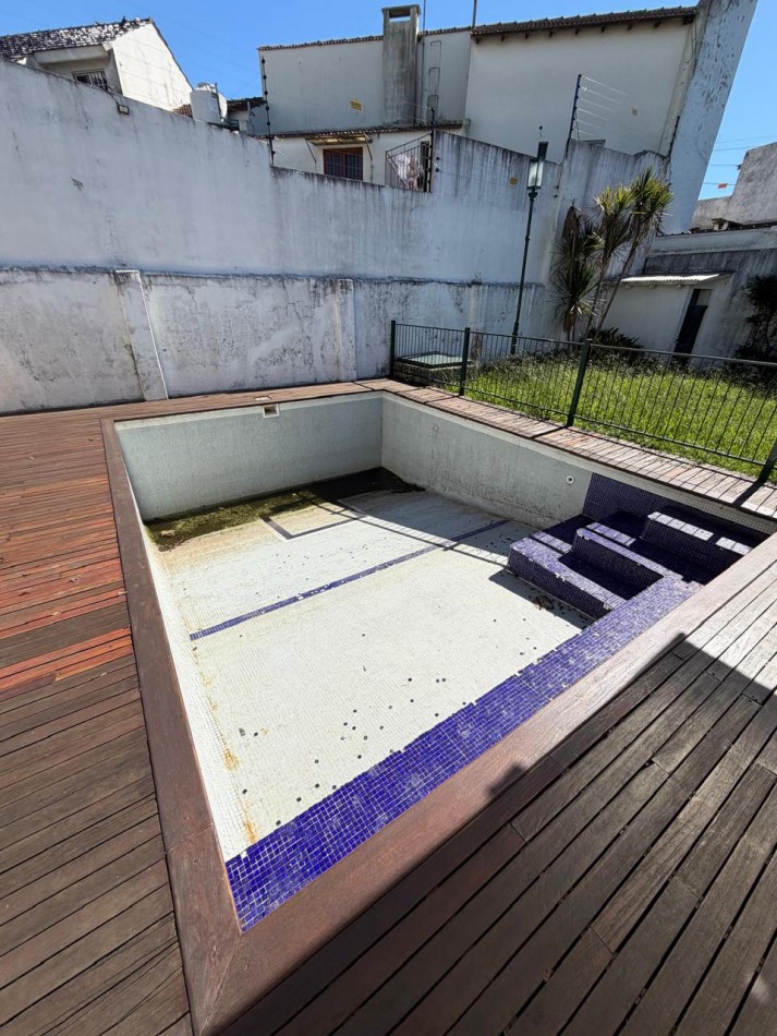 VENTA IMPORTANTE CHALET DE CATEGORIA, 5 AMBIENTES, CON QUINCHO Y PILETA, AVENIDA HIPOLITO YRIGOYEN 10831 -TEMPERLEY-