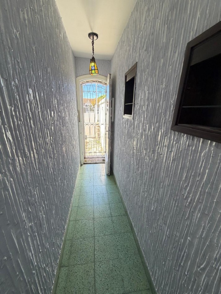 VENTA IMPORTANTE CHALET DE CATEGORIA, 5 AMBIENTES, CON QUINCHO Y PILETA, AVENIDA HIPOLITO YRIGOYEN 10831 -TEMPERLEY-