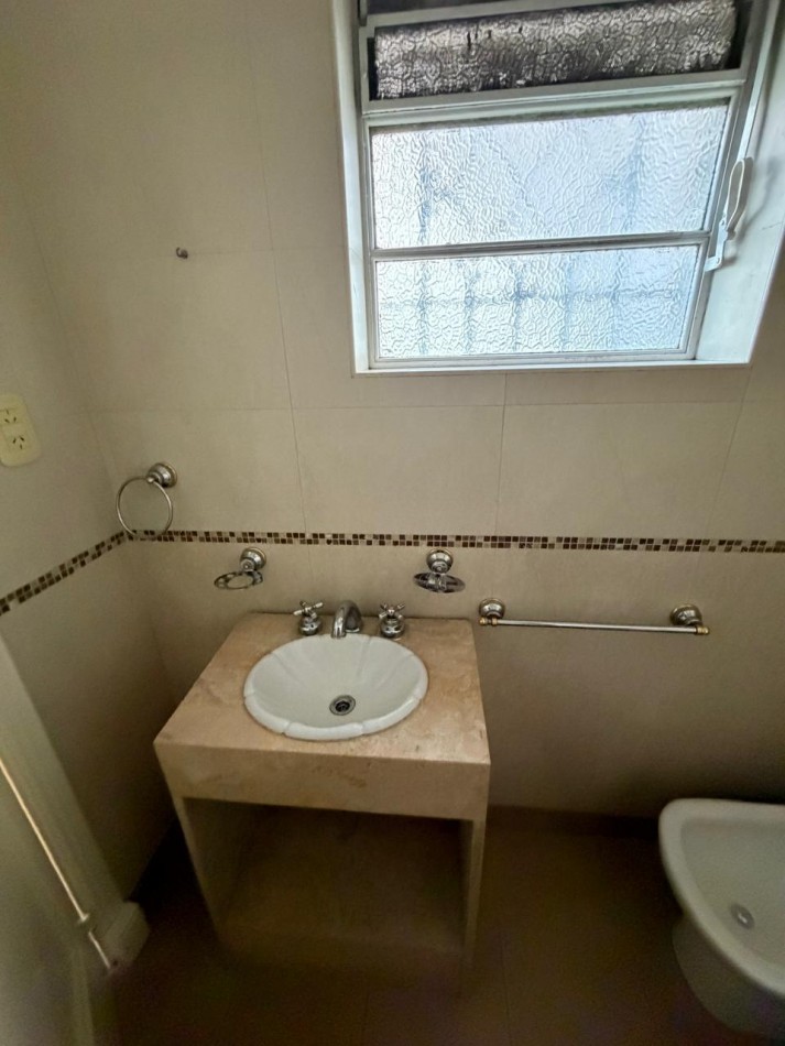 VENTA IMPORTANTE CHALET DE CATEGORIA, 5 AMBIENTES, CON QUINCHO Y PILETA, AVENIDA HIPOLITO YRIGOYEN 10831 -TEMPERLEY-