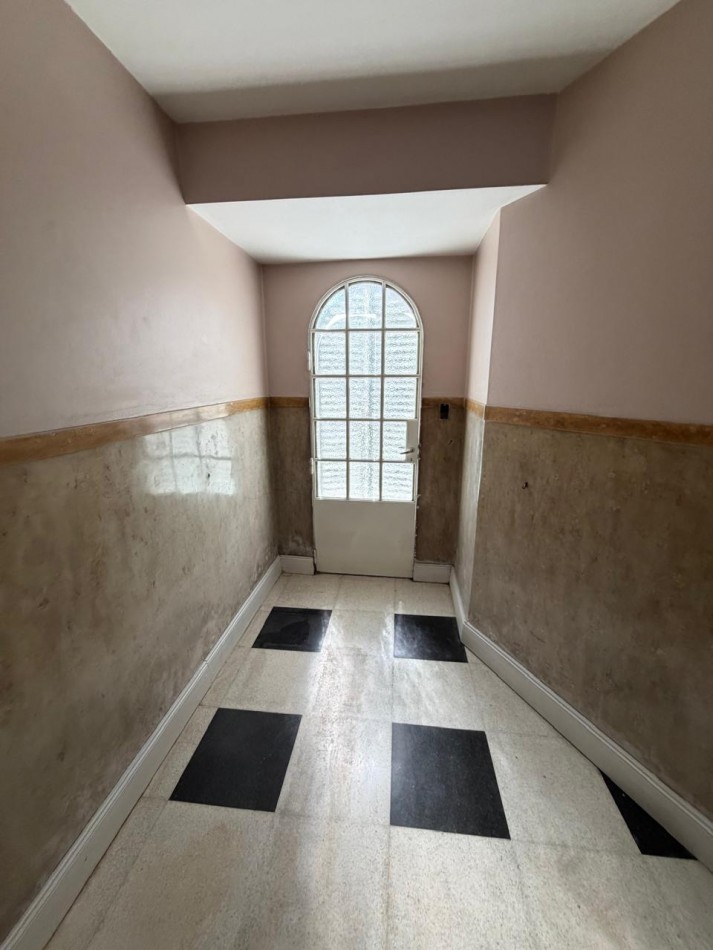 VENTA IMPORTANTE CHALET DE CATEGORIA, 5 AMBIENTES, CON QUINCHO Y PILETA, AVENIDA HIPOLITO YRIGOYEN 10831 -TEMPERLEY-