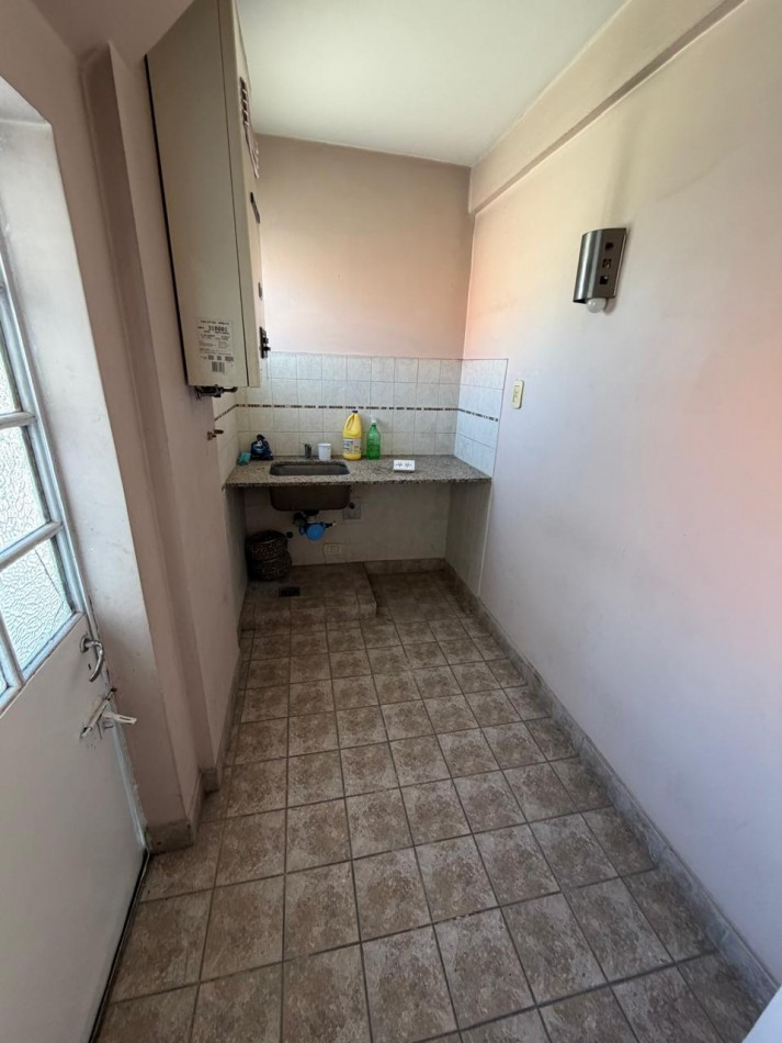 VENTA IMPORTANTE CHALET DE CATEGORIA, 5 AMBIENTES, CON QUINCHO Y PILETA, AVENIDA HIPOLITO YRIGOYEN 10831 -TEMPERLEY-