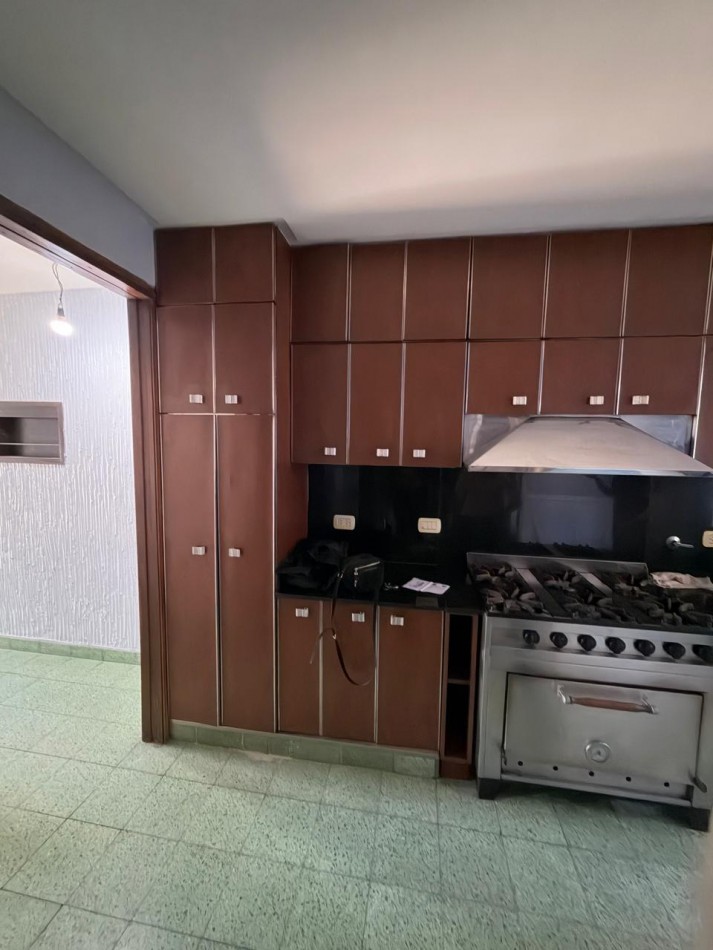VENTA IMPORTANTE CHALET DE CATEGORIA, 5 AMBIENTES, CON QUINCHO Y PILETA, AVENIDA HIPOLITO YRIGOYEN 10831 -TEMPERLEY-