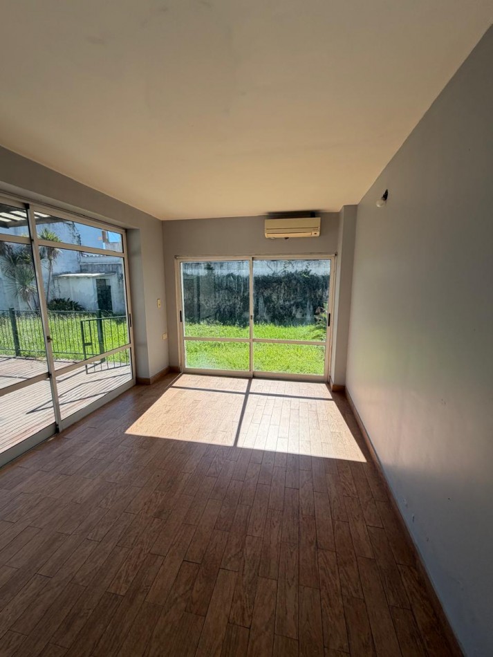 VENTA IMPORTANTE CHALET DE CATEGORIA, 5 AMBIENTES, CON QUINCHO Y PILETA, AVENIDA HIPOLITO YRIGOYEN 10831 -TEMPERLEY-