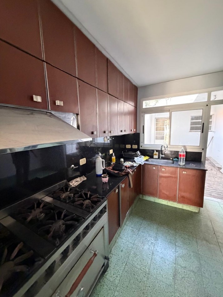 VENTA IMPORTANTE CHALET DE CATEGORIA, 5 AMBIENTES, CON QUINCHO Y PILETA, AVENIDA HIPOLITO YRIGOYEN 10831 -TEMPERLEY-